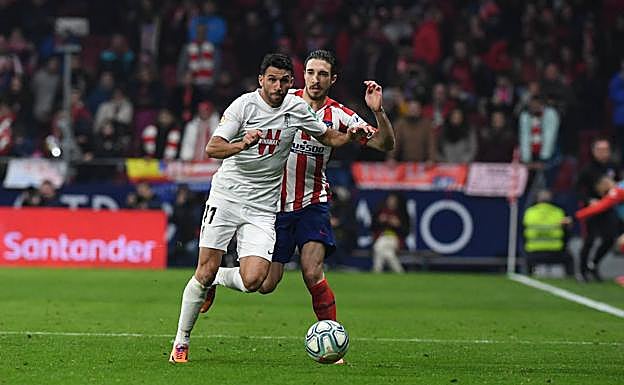 Köybasi supera a Vrslajko durante el partido. 