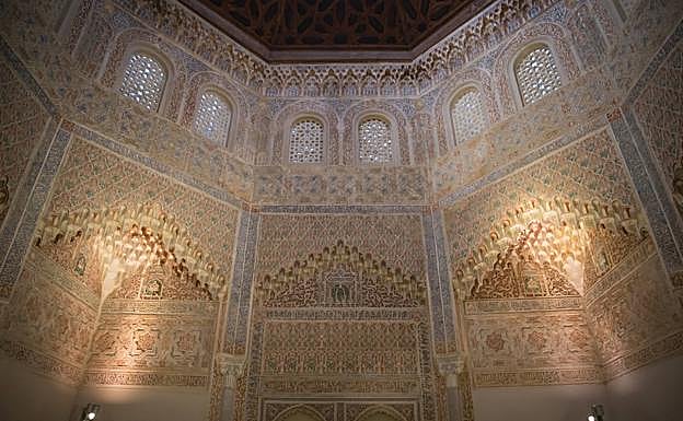 Imagen principal - Detalles del oratorio del palacio de la Madraza, hoy centro cultural gestionado por la Universidad de Granada.