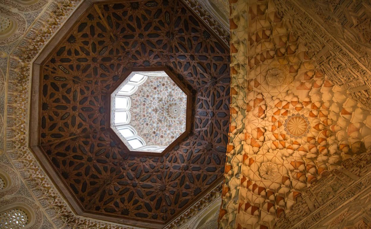 Techo del oratorio del palacio de la Madraza y detalle de los mocárabes.