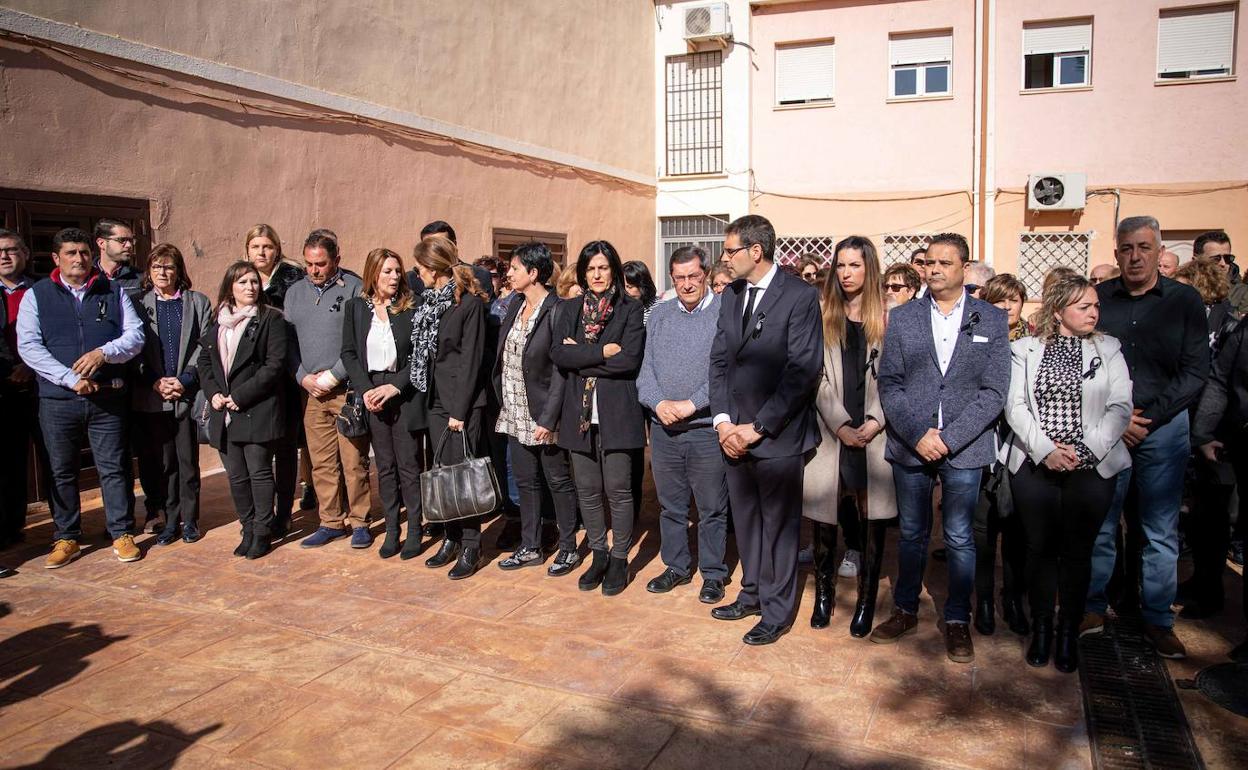 La subdelegada del Gobierno, en el centro, junto a otros representantes políticos durante el acto de repulsa por el asesinato machista. 