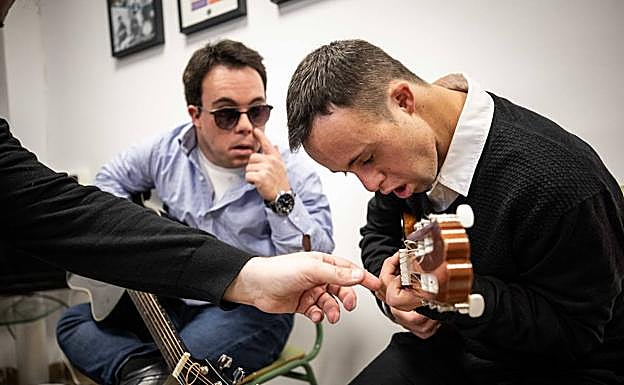 Nacho, con sus gafas de rockero, y Paco. 