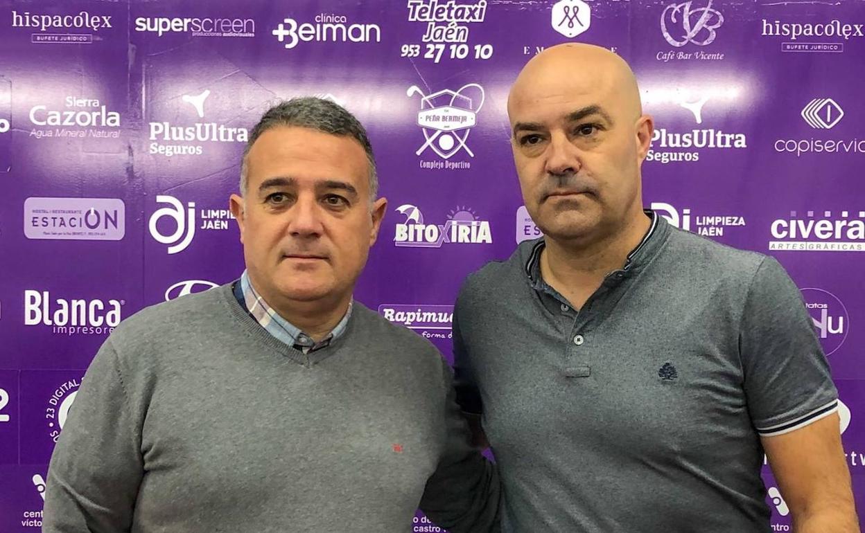 El alicantino Jaime Pérez, a la izquierda, fue presentado este lunes como nuevo entrenador del club blanco, junto a Puskas, director deportivo. 