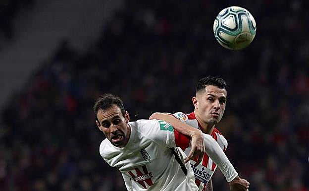 Víctor Díaz pelea con Vitolo. 