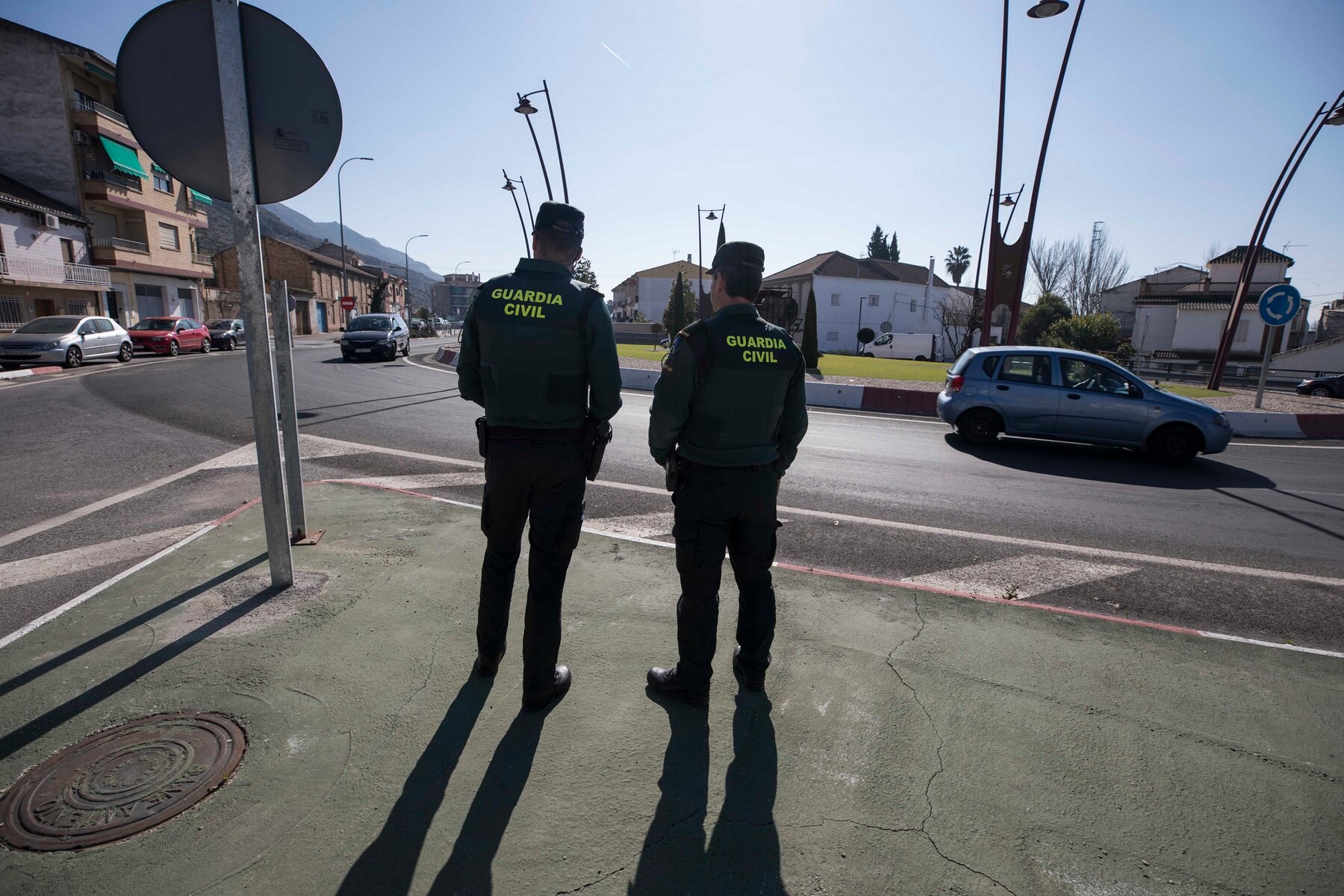 Ninguna de las dos se encontraba habitada en ese momento ya que la familia más cercana al detenido, según las fuentes consultadas por IDEAL, se ha marchado del municipio para evitar represalias por la muerte de V. A. el pasado sábado por la tarde