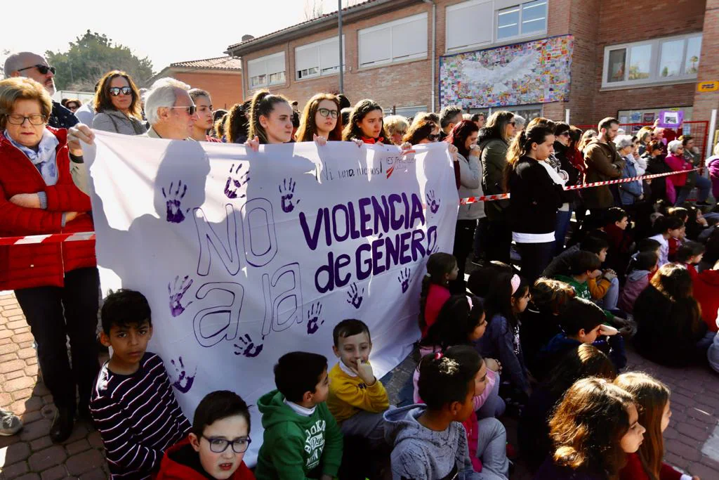 La localidad entera y los alumnos del colegio donde ejercía la recuerdan dos días después de su asesinato