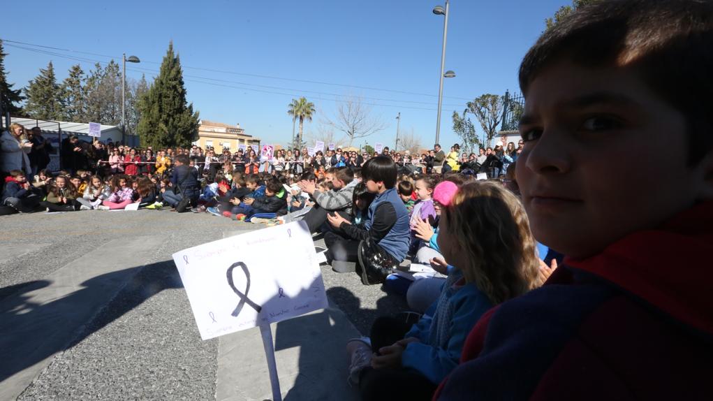 La localidad entera y los alumnos del colegio donde ejercía la recuerdan dos días después de su asesinato