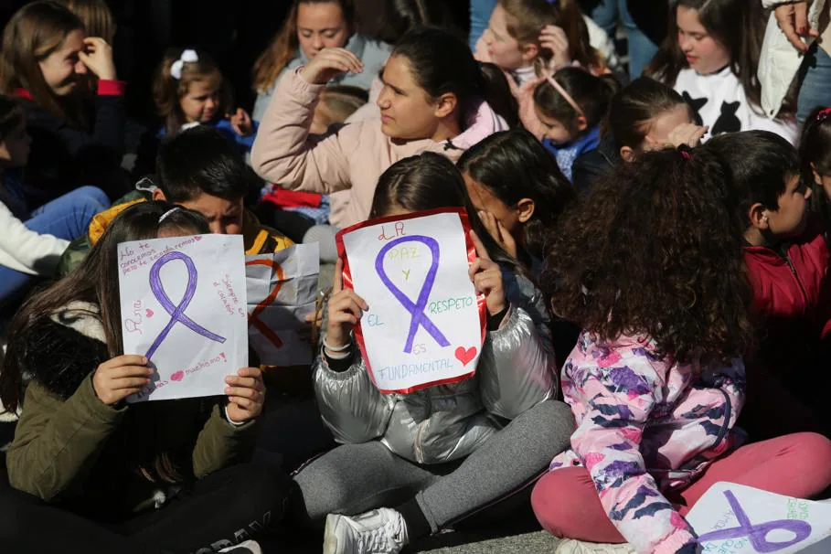 La localidad entera y los alumnos del colegio donde ejercía la recuerdan dos días después de su asesinato