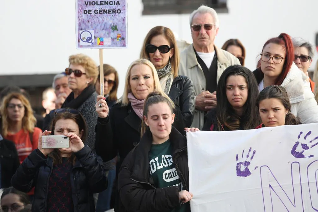 La localidad entera y los alumnos del colegio donde ejercía la recuerdan dos días después de su asesinato