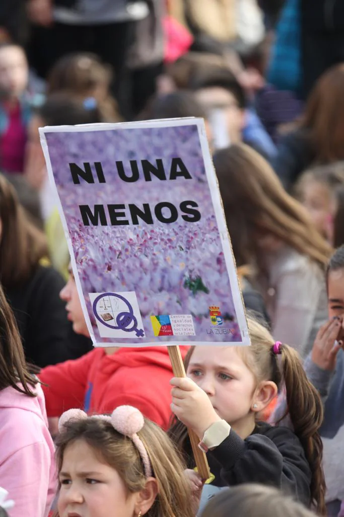 La localidad entera y los alumnos del colegio donde ejercía la recuerdan dos días después de su asesinato