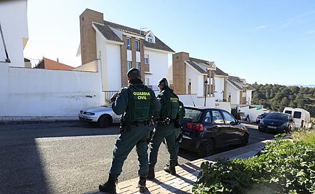 Hallan marihuana y armas simuladas en 16 viviendas okupadas en Monachil