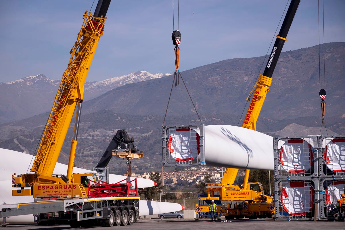 Es la primera vez que se transportan tantas palas de 74 metros, las mayores construidas en España, en una sola carga y en un buque de 13. 300 toneladas