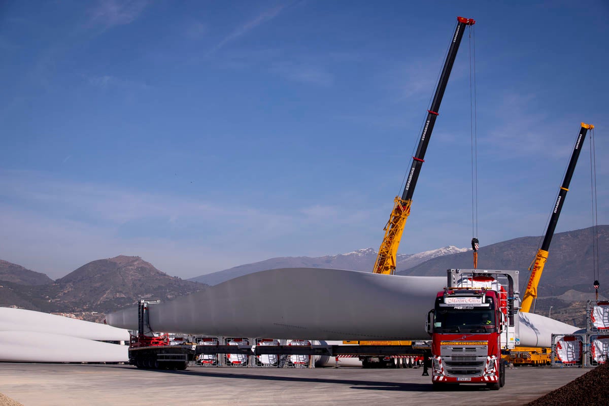 Es la primera vez que se transportan tantas palas de 74 metros, las mayores construidas en España, en una sola carga y en un buque de 13. 300 toneladas