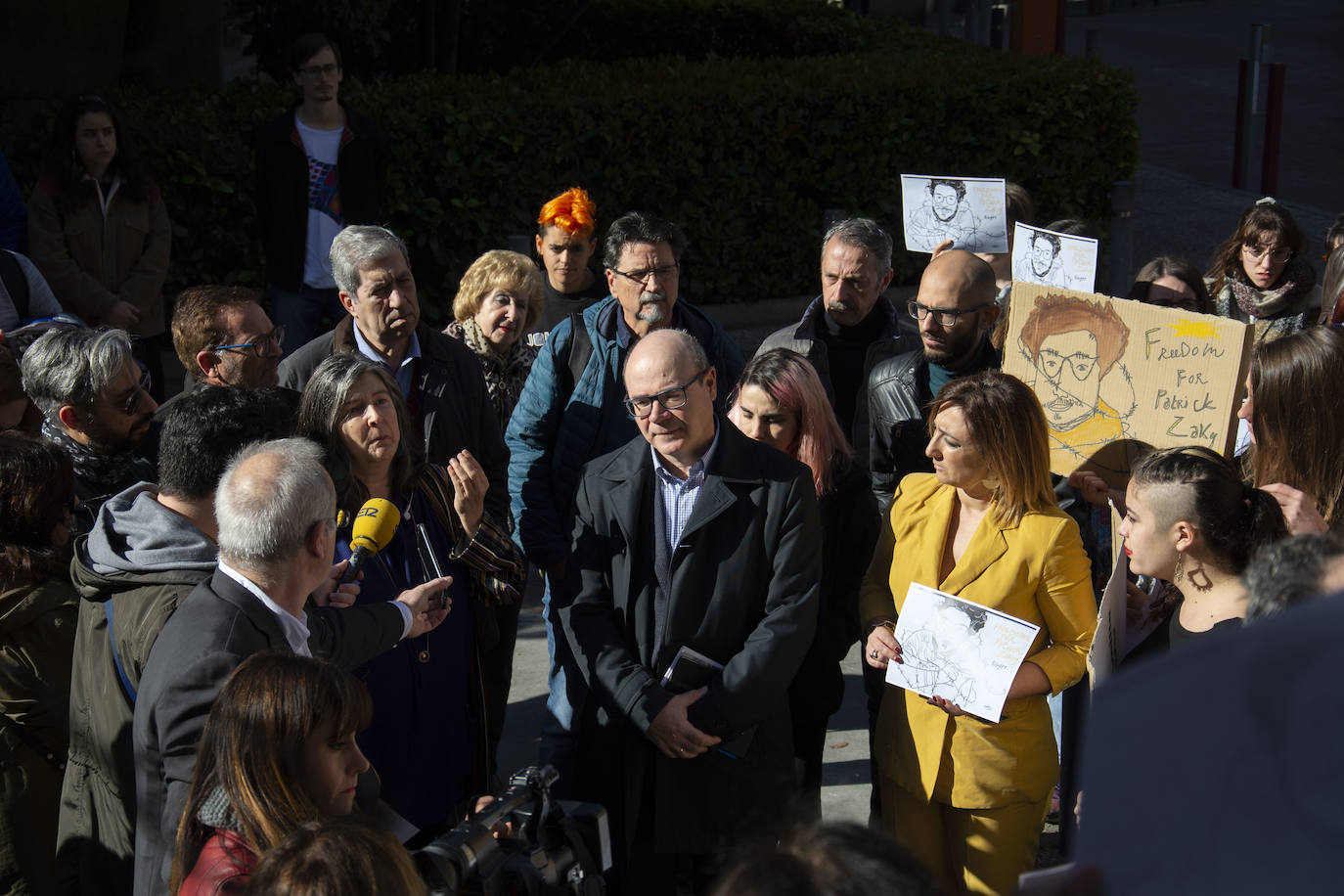 Unas 150 personas de la comunidad universitaria han acudido a la concentración 