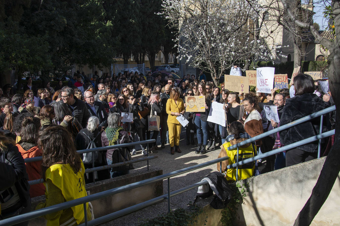 Unas 150 personas de la comunidad universitaria han acudido a la concentración 