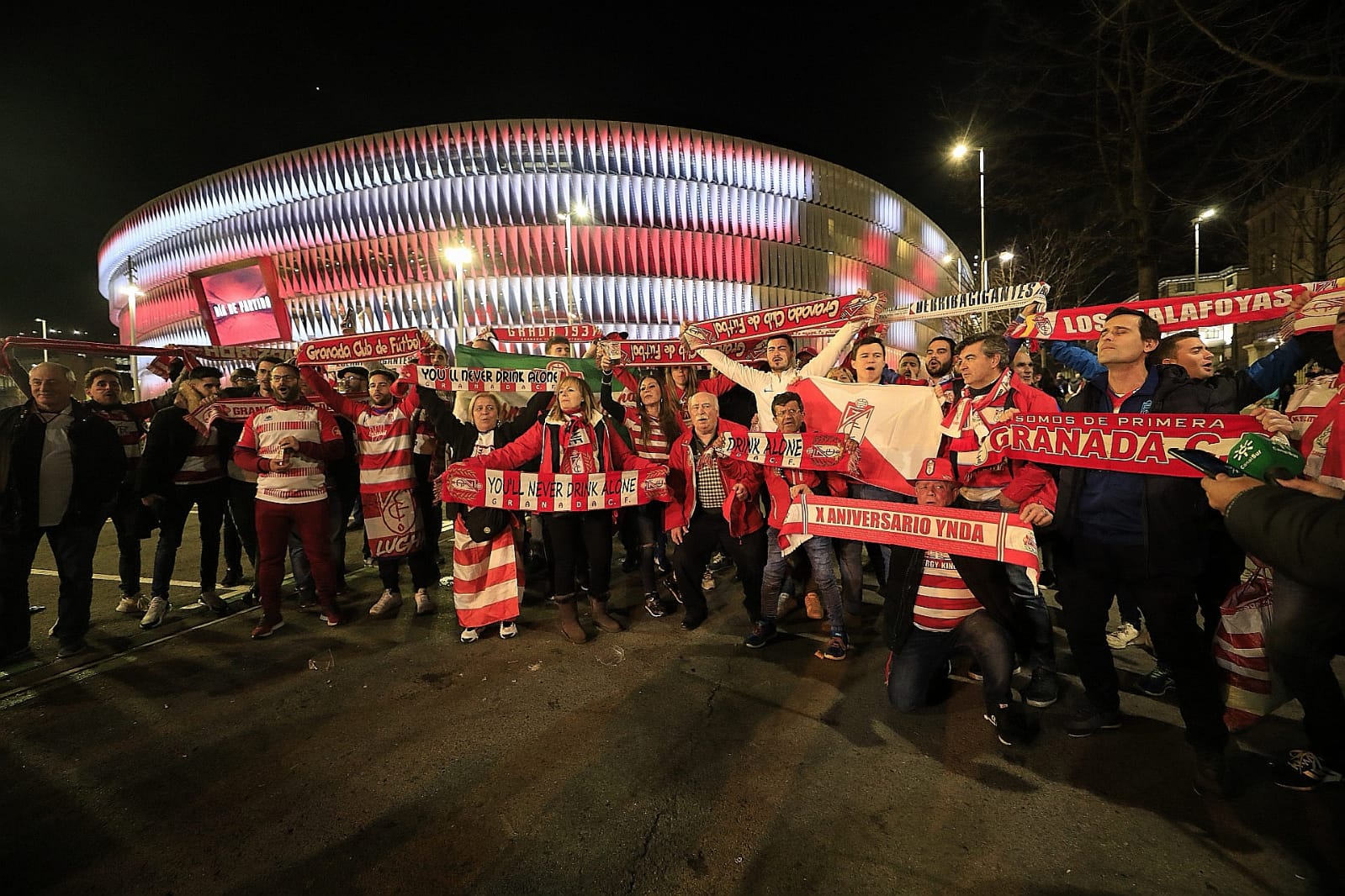 Aquí puedes ver las imágenes de los seguidores rojiblancos en el coliseo bilbaíno en la ida de las semifinales de Copa