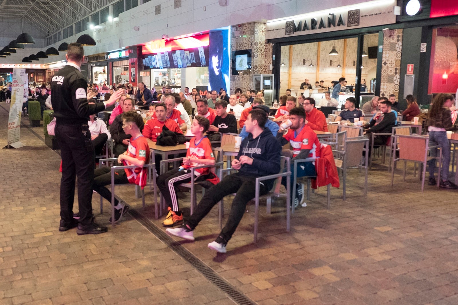 Fotos: La afición vibra con el partido de Copa en el Serrallo Plaza