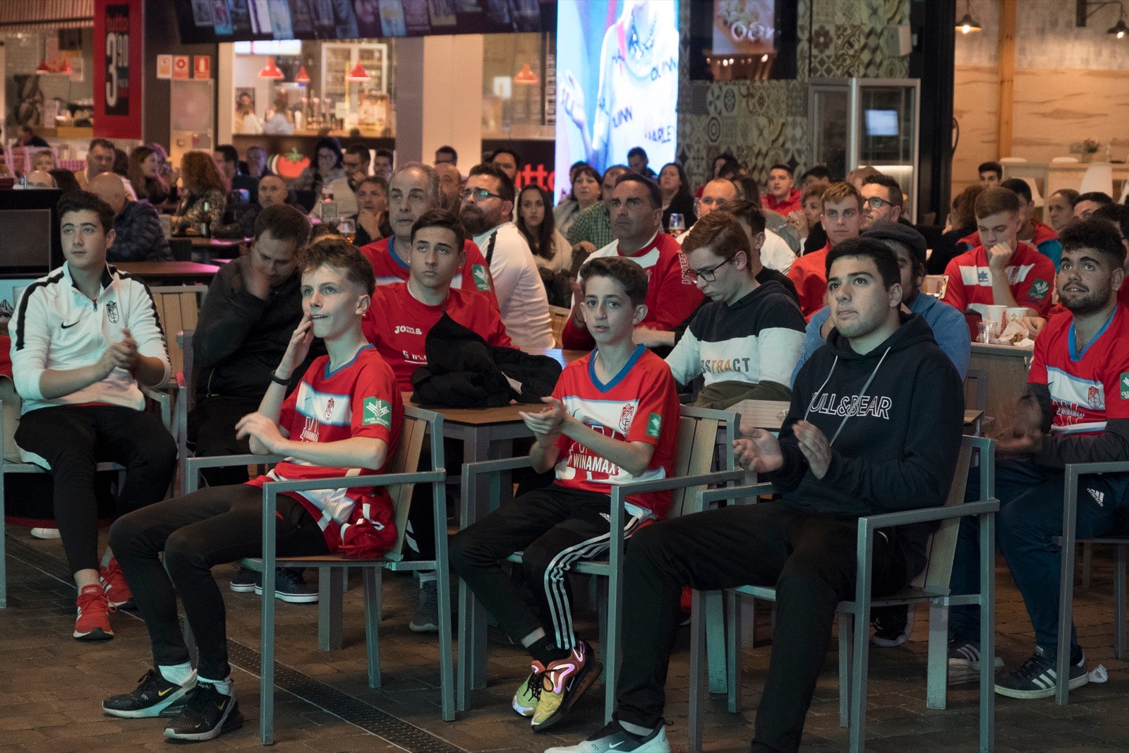 Fotos: La afición vibra con el partido de Copa en el Serrallo Plaza