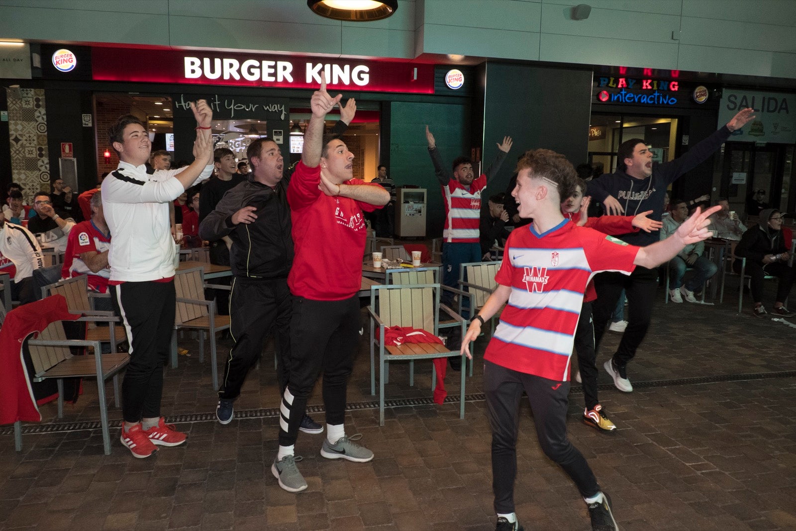 Fotos: La afición vibra con el partido de Copa en el Serrallo Plaza