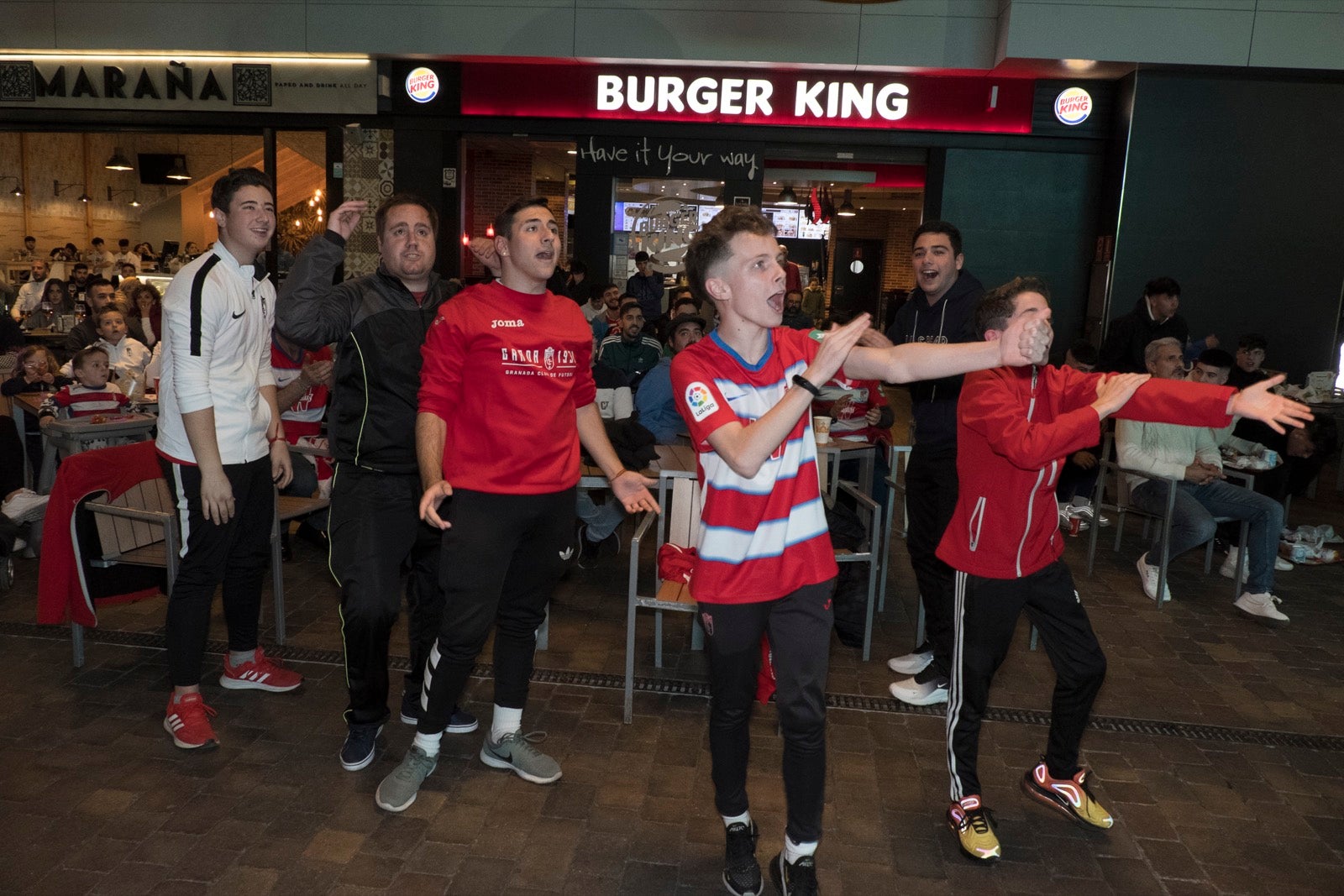 Fotos: La afición vibra con el partido de Copa en el Serrallo Plaza