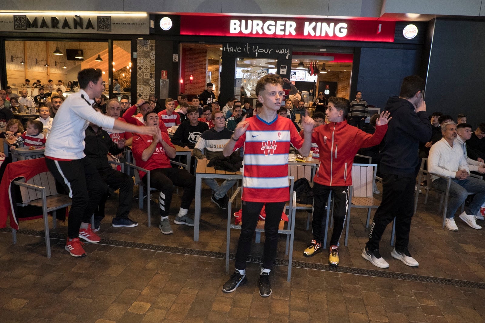 Fotos: La afición vibra con el partido de Copa en el Serrallo Plaza