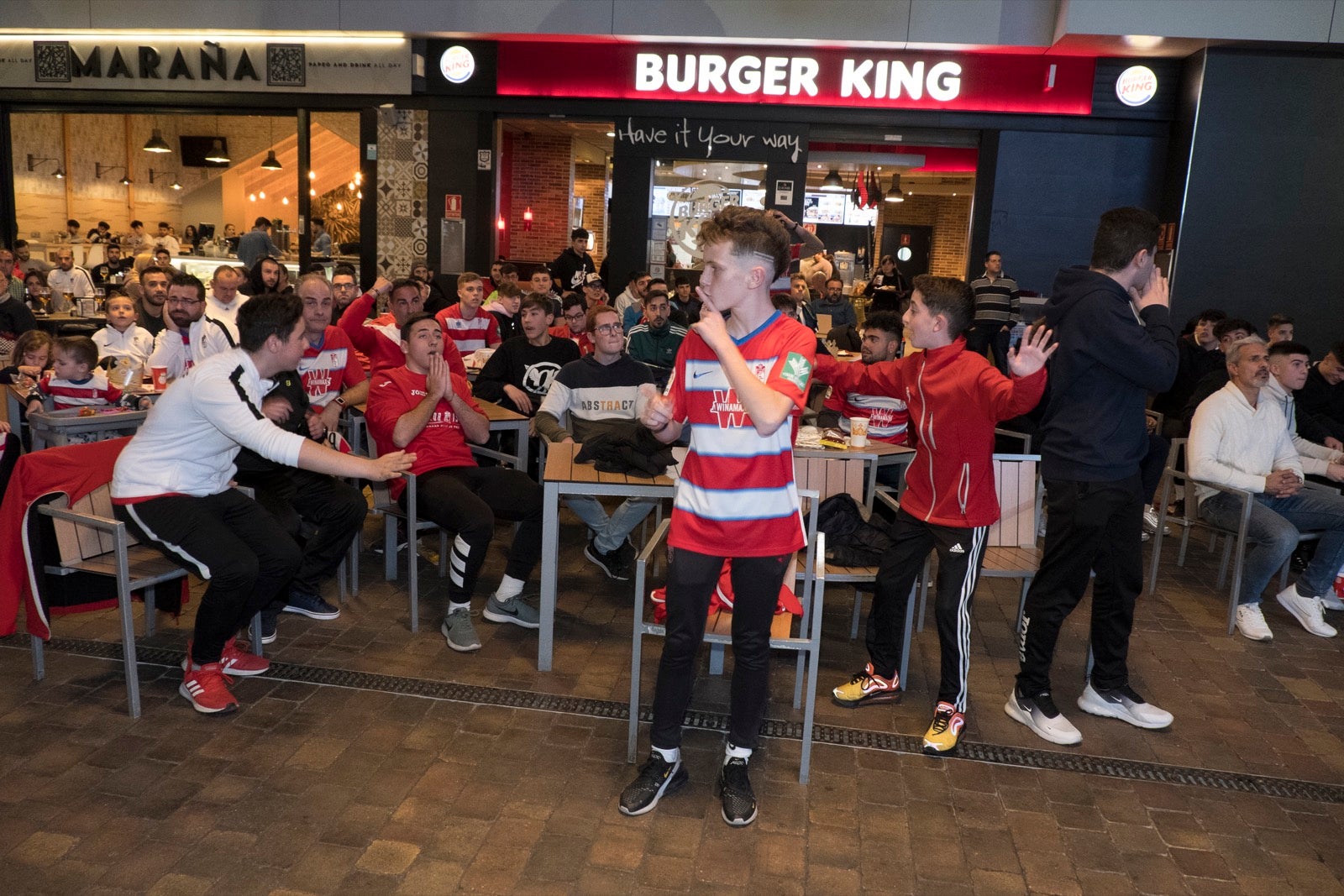 Fotos: La afición vibra con el partido de Copa en el Serrallo Plaza