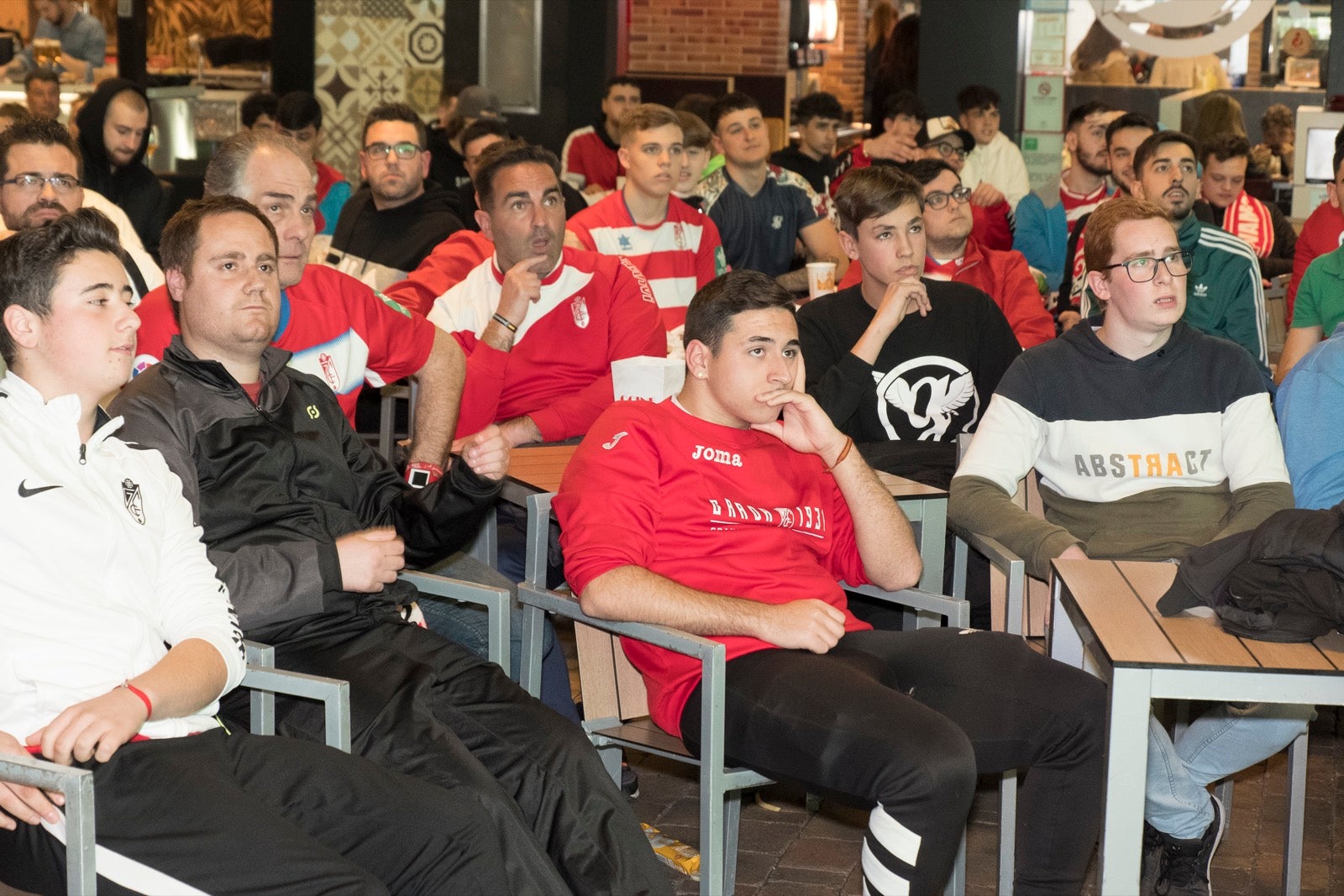 Fotos: La afición vibra con el partido de Copa en el Serrallo Plaza