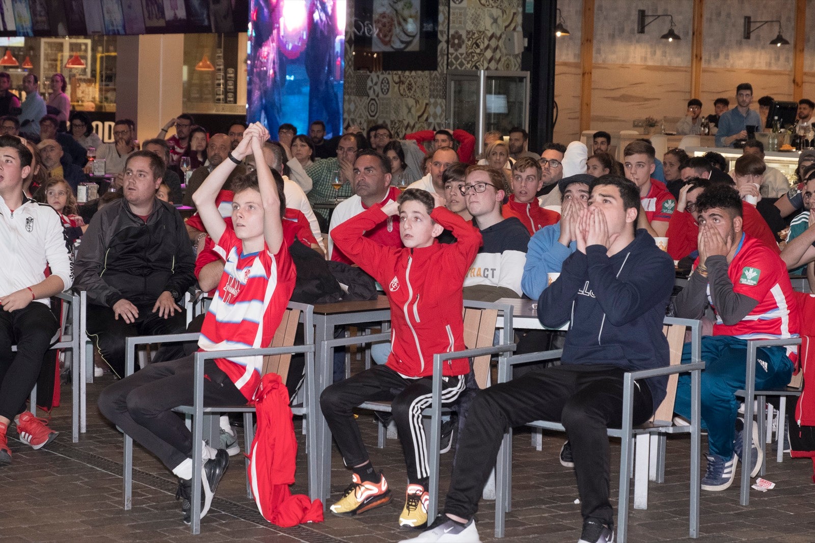 Fotos: La afición vibra con el partido de Copa en el Serrallo Plaza