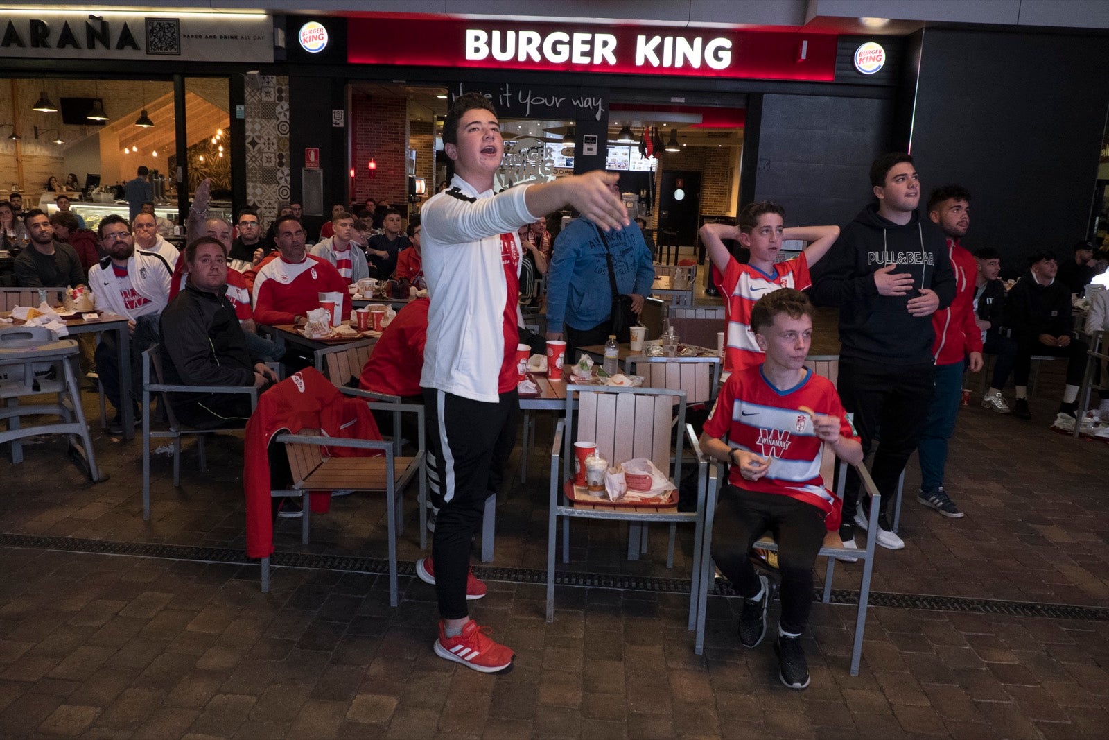 Fotos: La afición vibra con el partido de Copa en el Serrallo Plaza