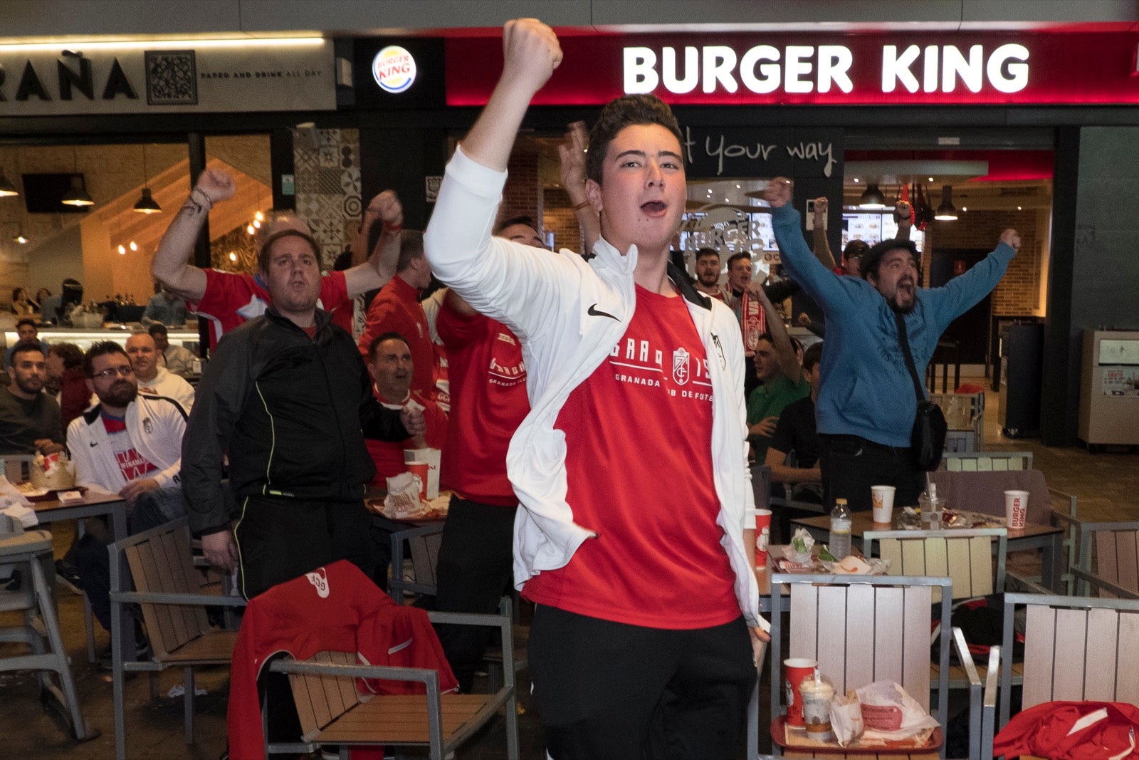 Fotos: La afición vibra con el partido de Copa en el Serrallo Plaza