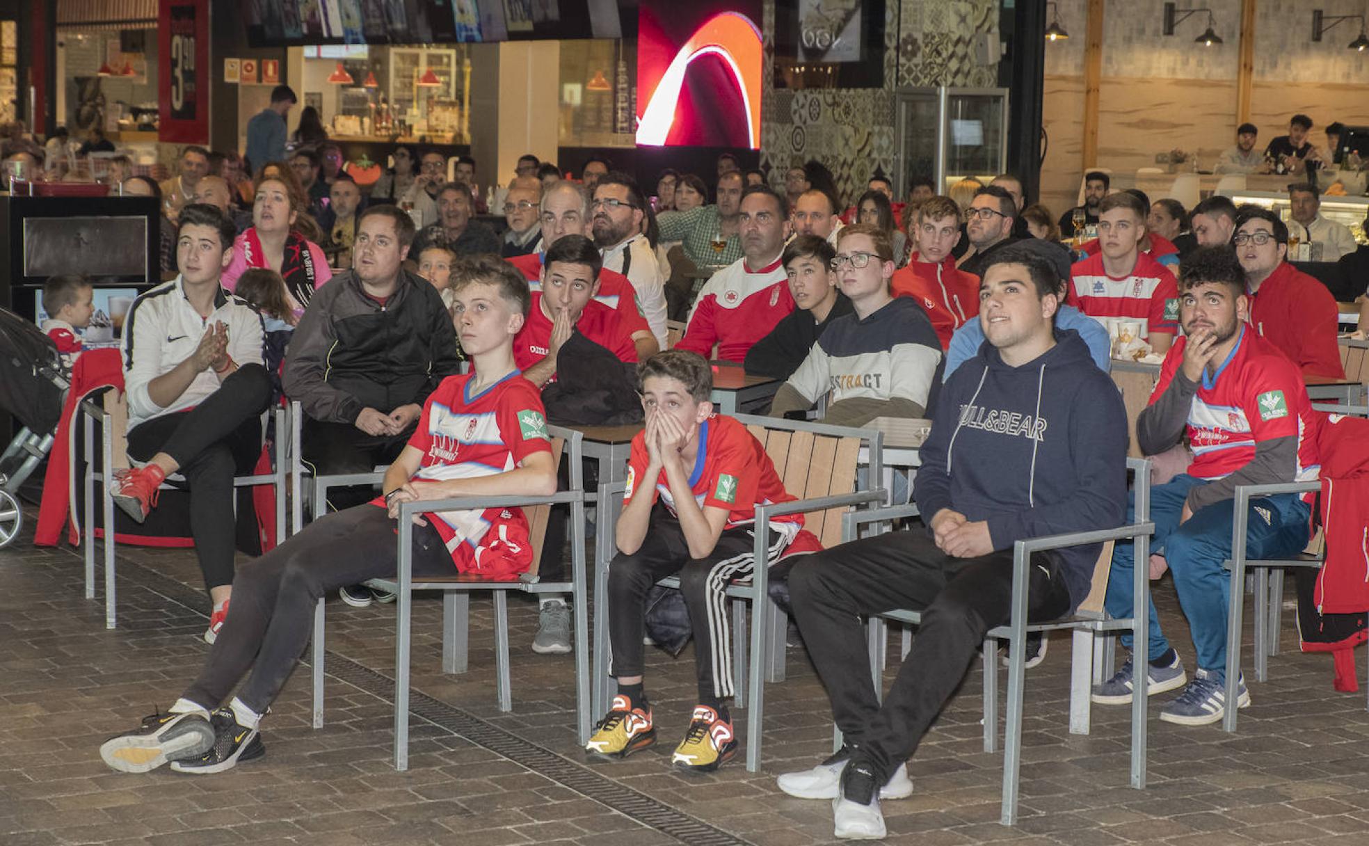 La afición siguió el partido al detalle.