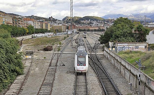 Un tren regional camino de Sevilla abandona la estación de Andaluces en 2012.
