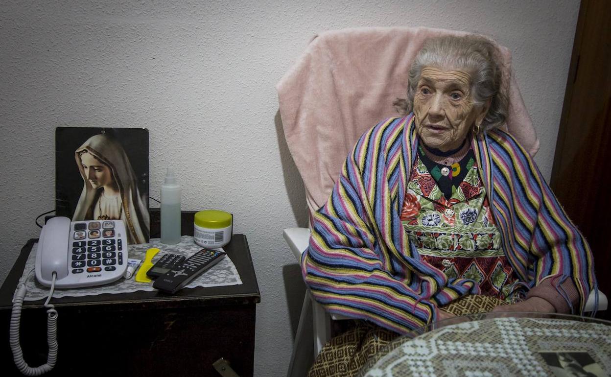 Antonia vivía en la Corrala de Santiago, tiene noventa años y lleva dos sin salir de su casa de la Zona Norte de Granada. 