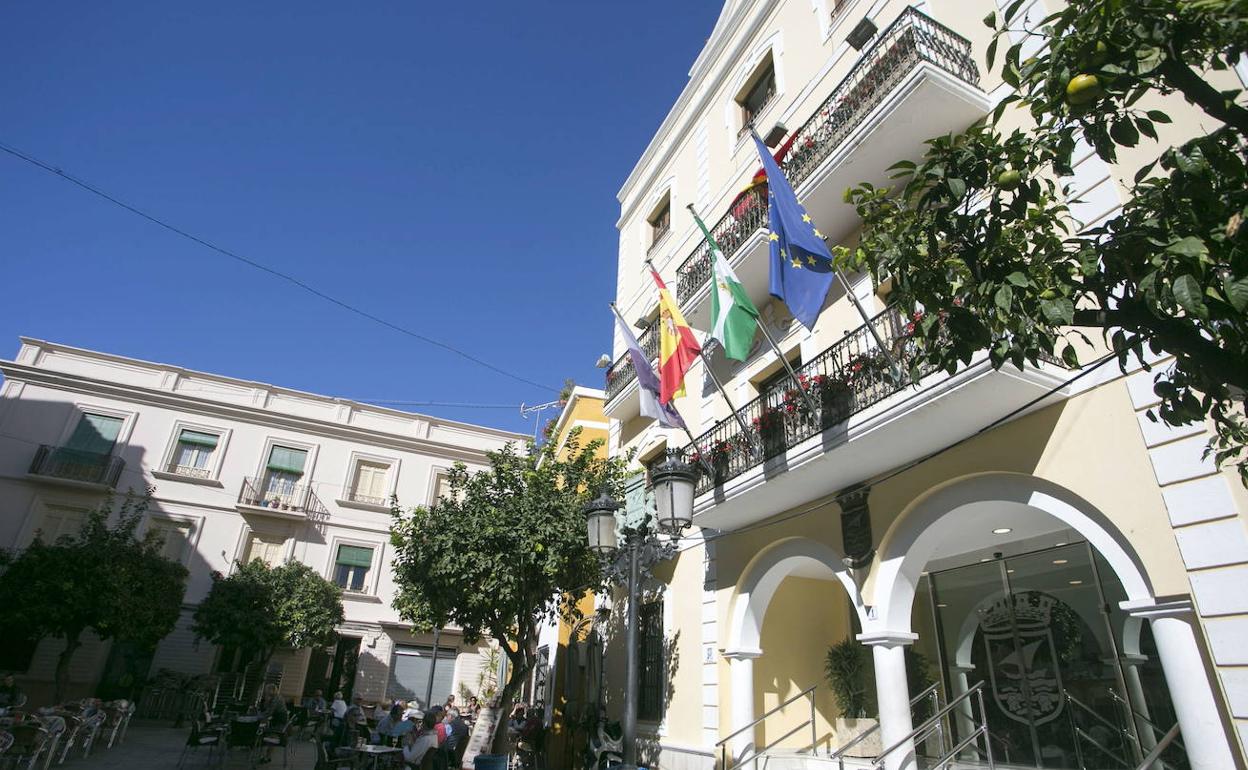 La fachada del Ayuntamiento de Almuñécar.