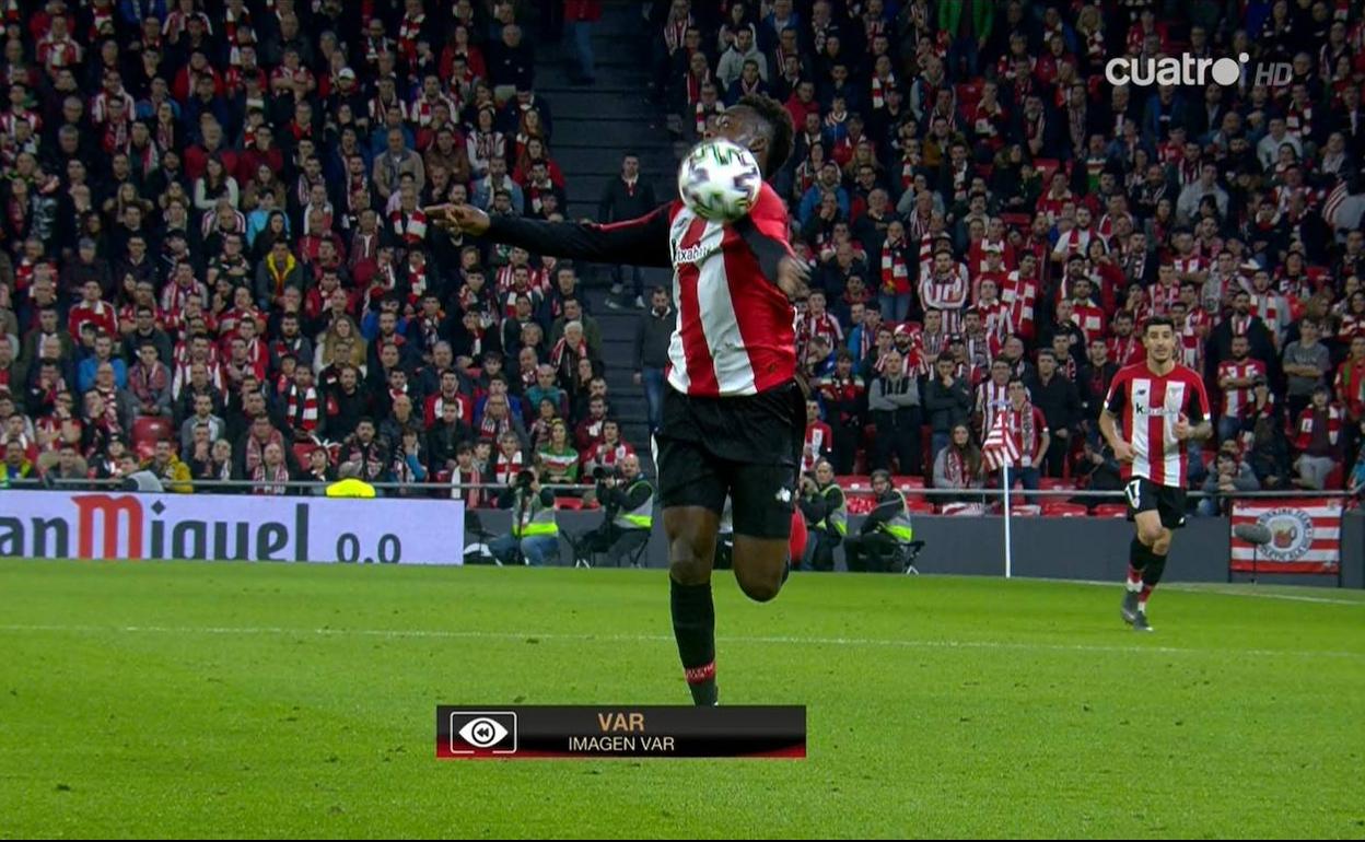 El VAR revisó el control de Iñaki Williams. 