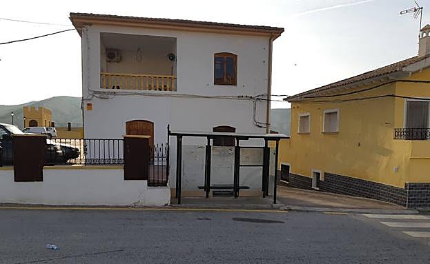 La parada de Villanueva de las Torres por donde pasa el autobús una vez al día. 