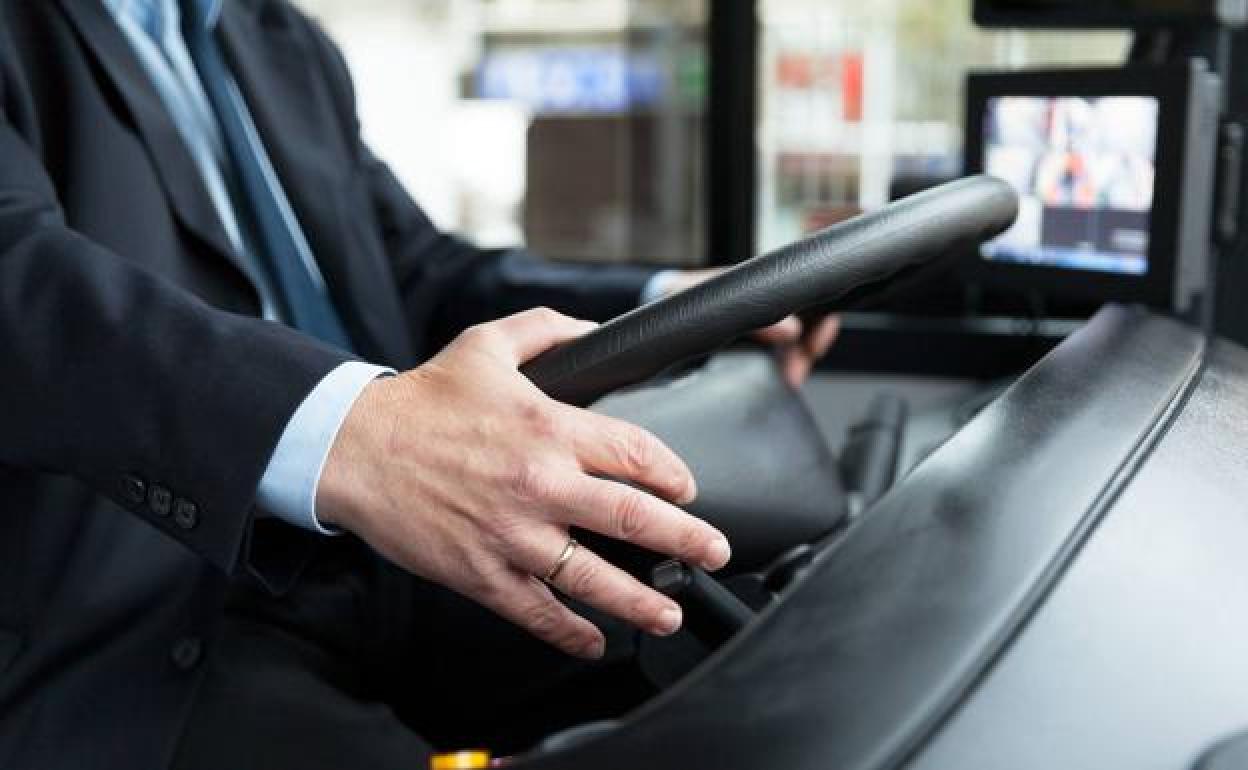 Un conductor de autobús escupe e insulta a una chica discapacitada: «Tu madre no debería haberte tenido»