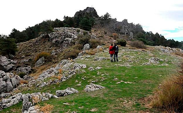Una pareja se encamina a la cumbre de la Cruz de Víznar 