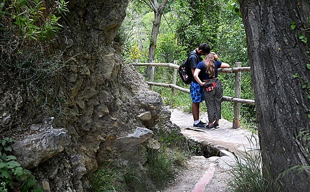 Una pareja de jóvenes en el camino de los Cahorros, Monachil 