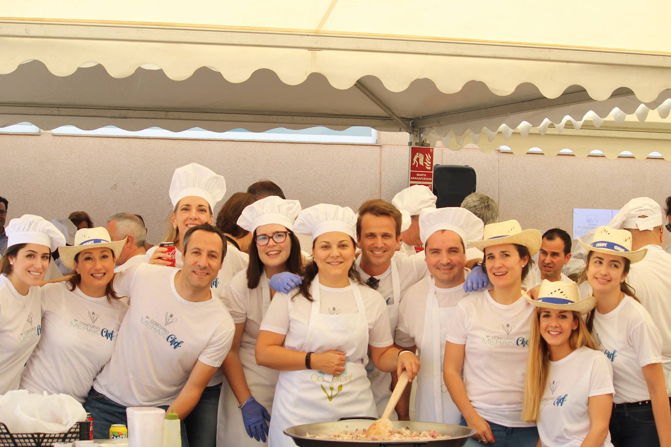 Imagen secundaria 1 - Trabajadores de Lactalis Puleva en actividades solidarias, deportivas, haciendo una paella y fruta que se reparte en la empresa. 