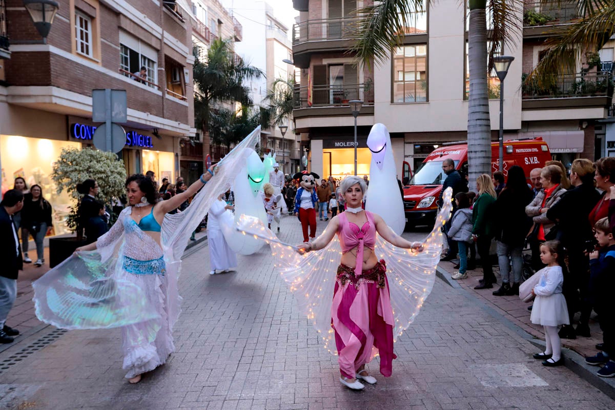 La Plaza de España acoge un mercadillo por el día de los enamorados durante todo el fin de semana y esta tarde un pasacalles ha recorrido la ciudad
