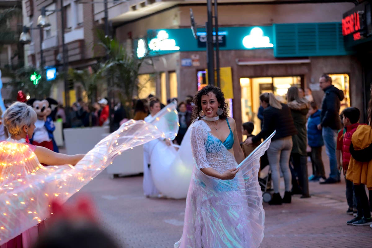 La Plaza de España acoge un mercadillo por el día de los enamorados durante todo el fin de semana y esta tarde un pasacalles ha recorrido la ciudad