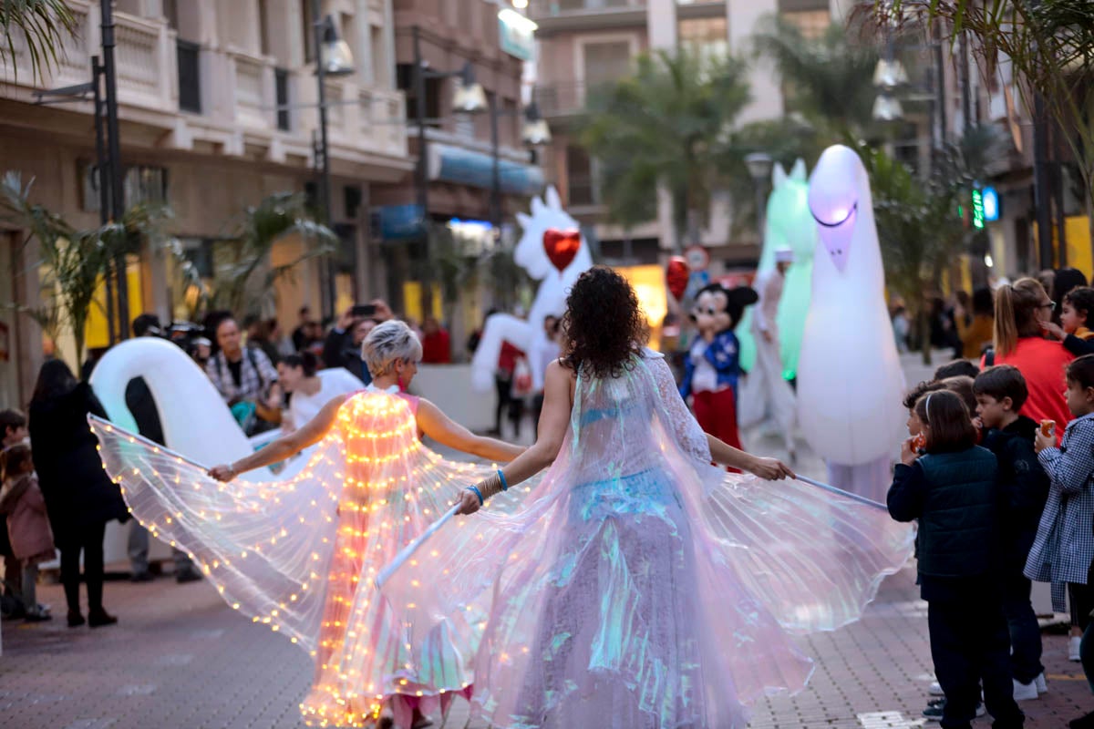 La Plaza de España acoge un mercadillo por el día de los enamorados durante todo el fin de semana y esta tarde un pasacalles ha recorrido la ciudad