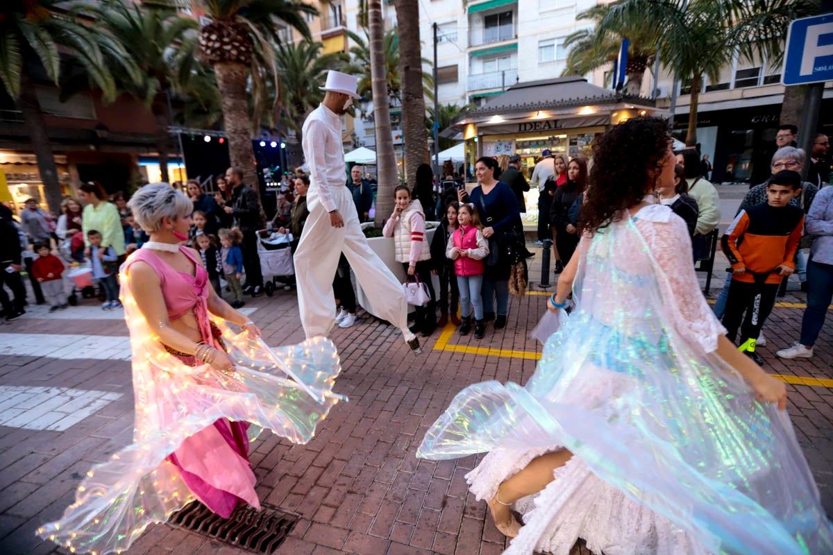 La Plaza de España acoge un mercadillo por el día de los enamorados durante todo el fin de semana y esta tarde un pasacalles ha recorrido la ciudad