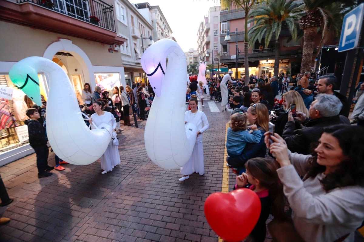 La Plaza de España acoge un mercadillo por el día de los enamorados durante todo el fin de semana y esta tarde un pasacalles ha recorrido la ciudad