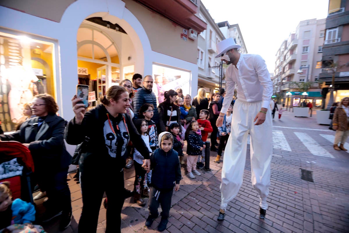 La Plaza de España acoge un mercadillo por el día de los enamorados durante todo el fin de semana y esta tarde un pasacalles ha recorrido la ciudad