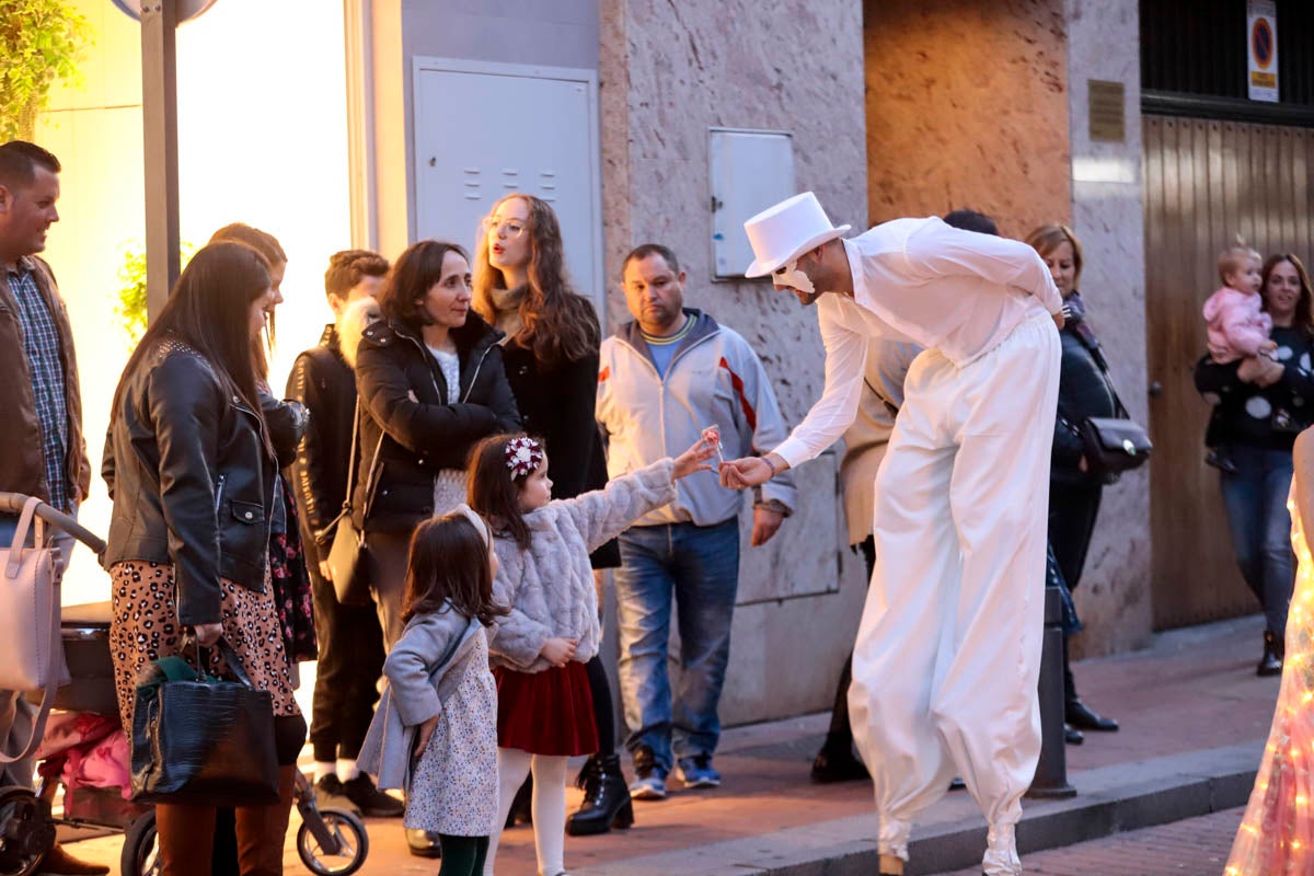 La Plaza de España acoge un mercadillo por el día de los enamorados durante todo el fin de semana y esta tarde un pasacalles ha recorrido la ciudad