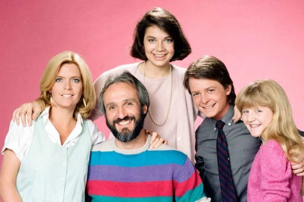 'ENREDOS DE FAMILIA' | Michael J. Fox forma parte del reparto de esta serie que, con 7 temporadas y 172 episodios, cuenta el día a día de los Keaton, una familia de clase media americana cuyos hijos son más conservadores que los padres. Está ambientada en Ohio, en los años 80, durante el mandato de Reagan.
