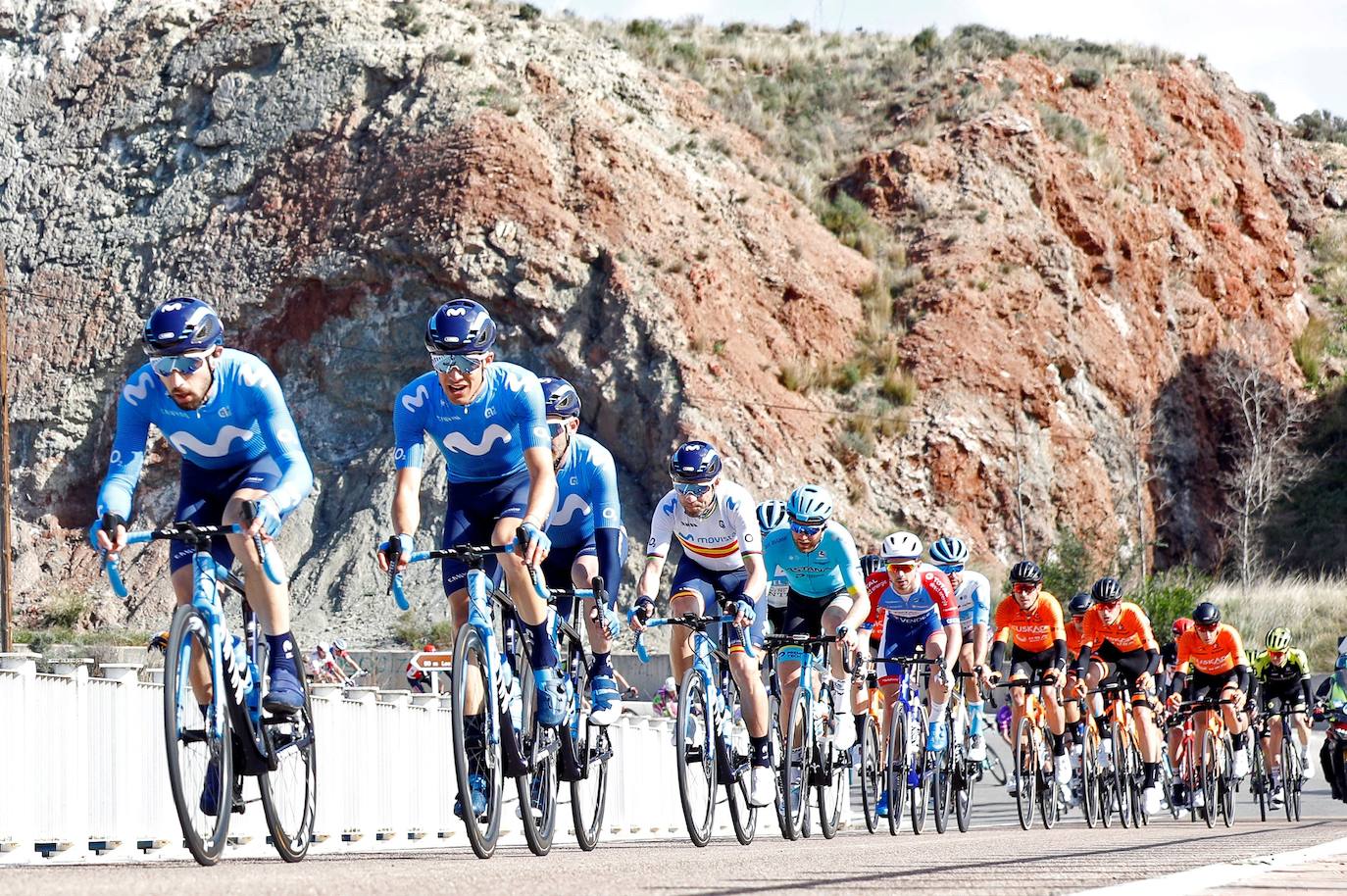 Movistar representa al ciclismo español en la más alta división, la cual ostenta mañana en Roquetas.