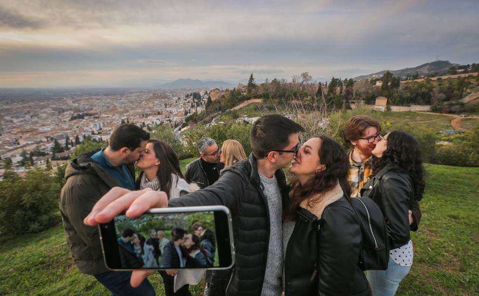 Álvaro y Eli, Luis y Loli, Manuel y Cristina, y Pablo y Ana, cuatro historias de amor que empezaron en Internet, se besan en el Barranco del Abogado. 