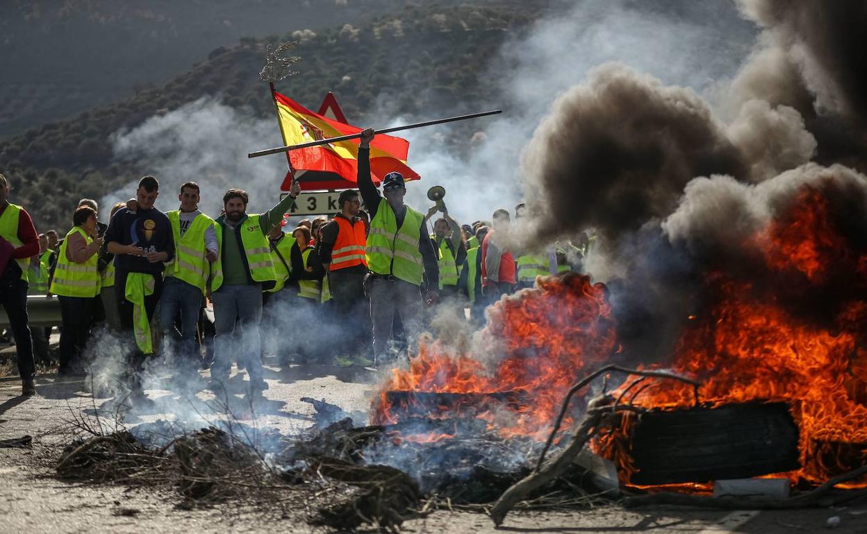 Manifestantes del campo cortan la autovía.